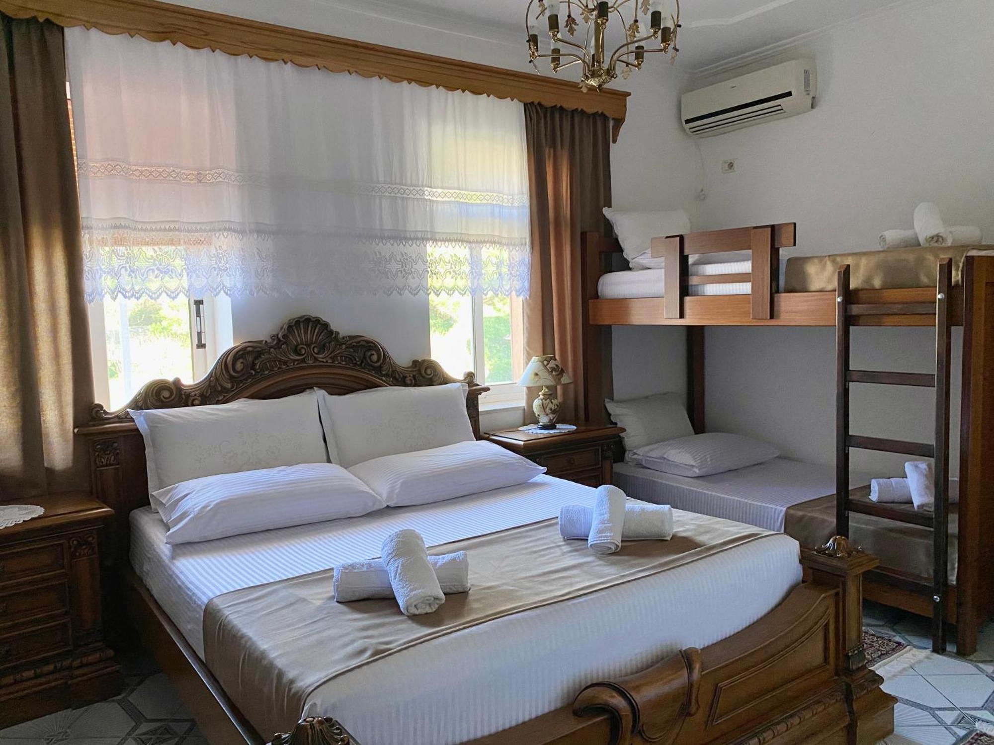 Yuri Guest House Gjirokastër Exteriör bild